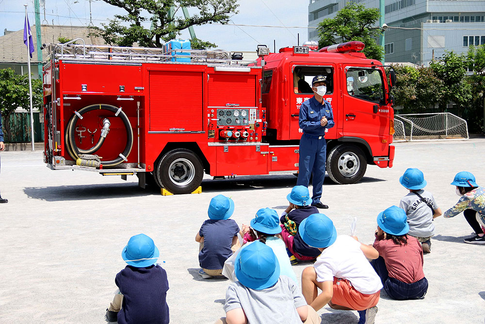 消防士の話を聞く児童