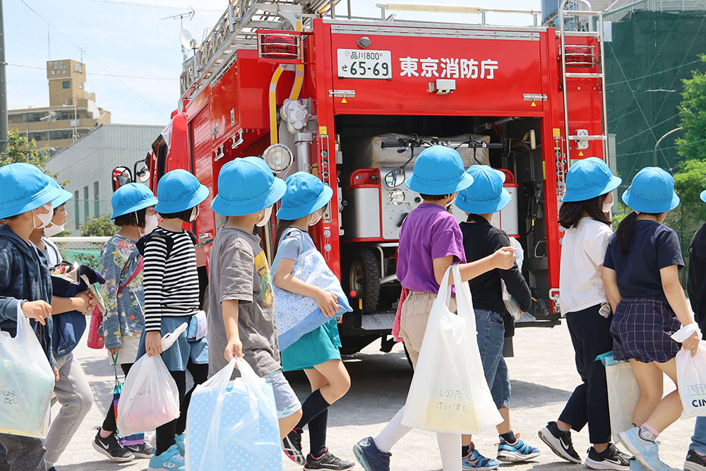 消防車の周りをまわる児童