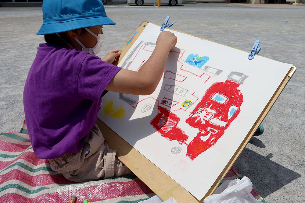 消防車の絵を描く児童