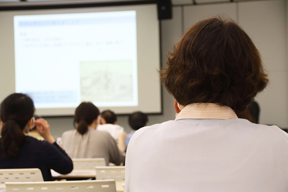 話を聞く参加者の後ろ姿