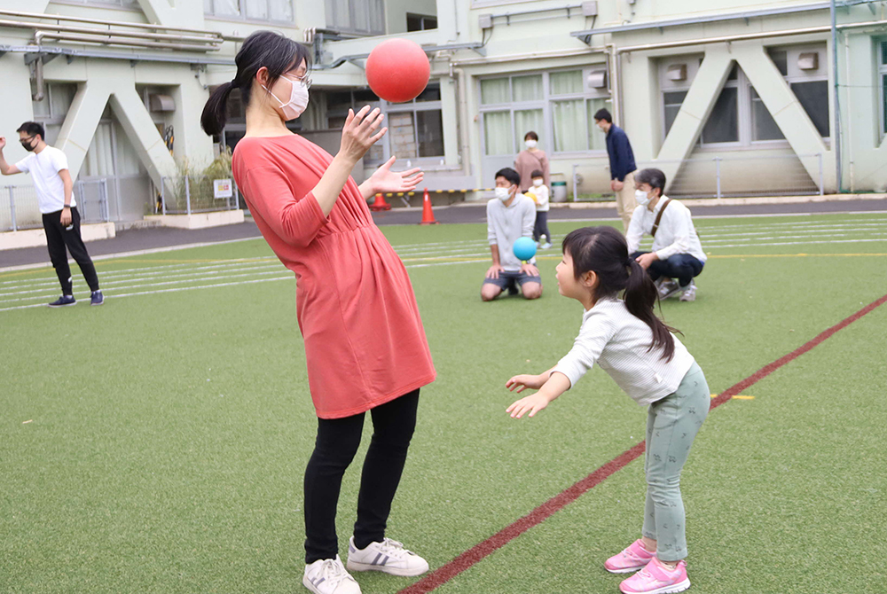 ボールで遊び親子