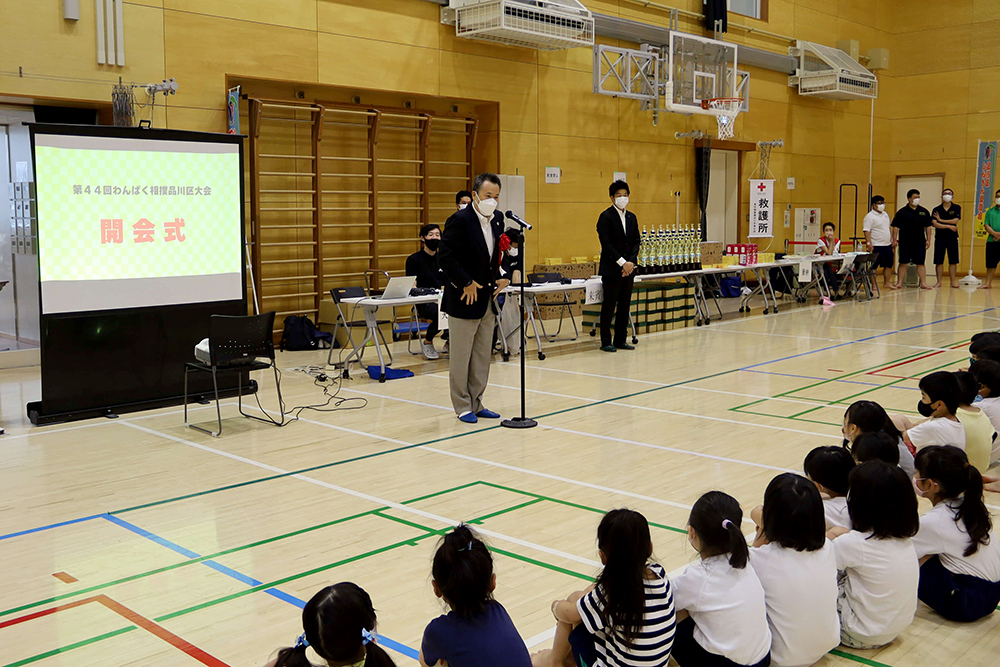 開会式であいさつする中島教育長