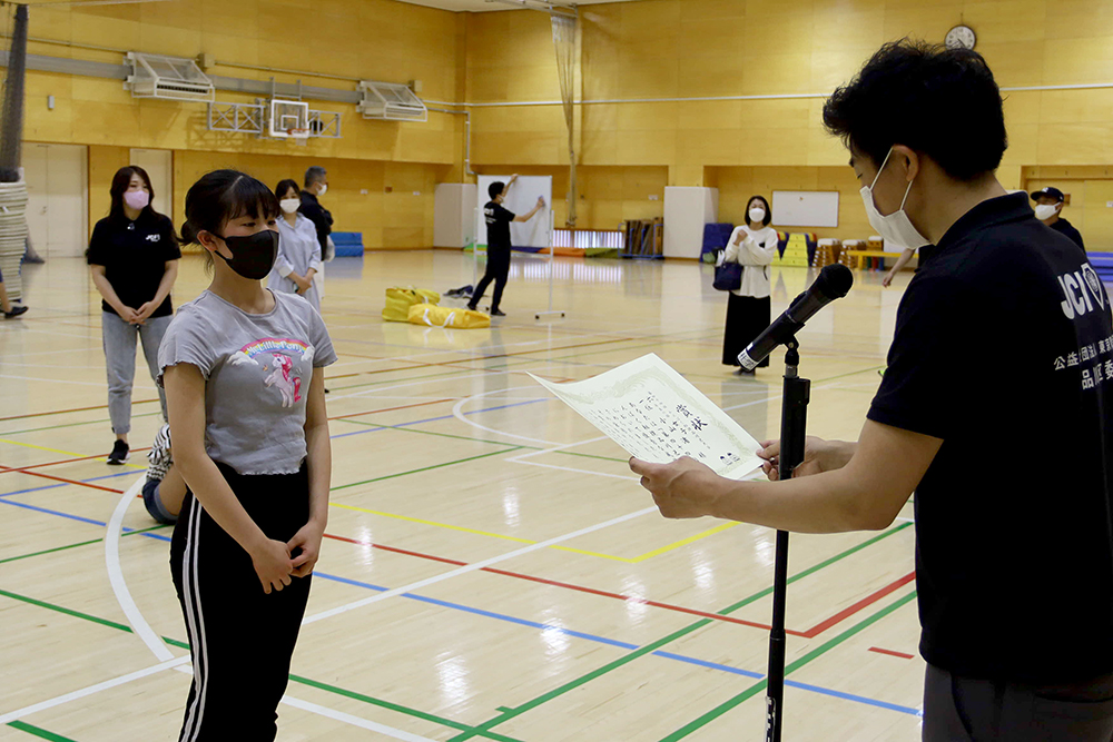 6年生女子の部の優勝者に賞状授与