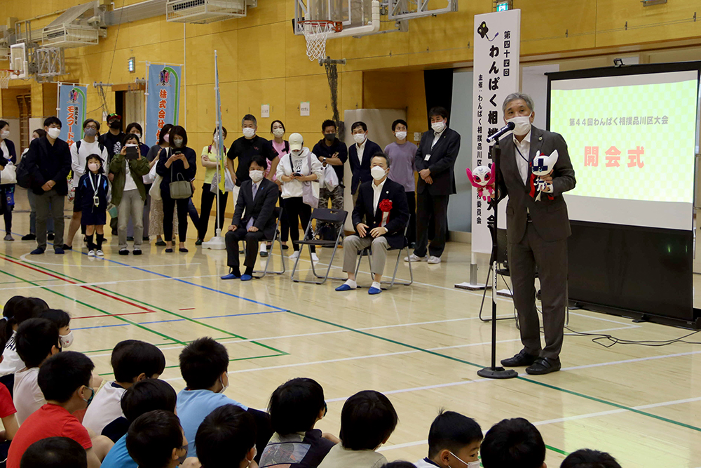 会場となった豊葉の杜学園の二宮校長あいさつ