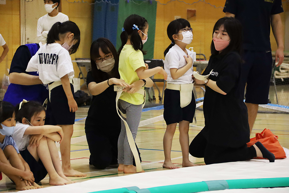 青年会議所スタッフにまわしをまいてもらう女の子たち