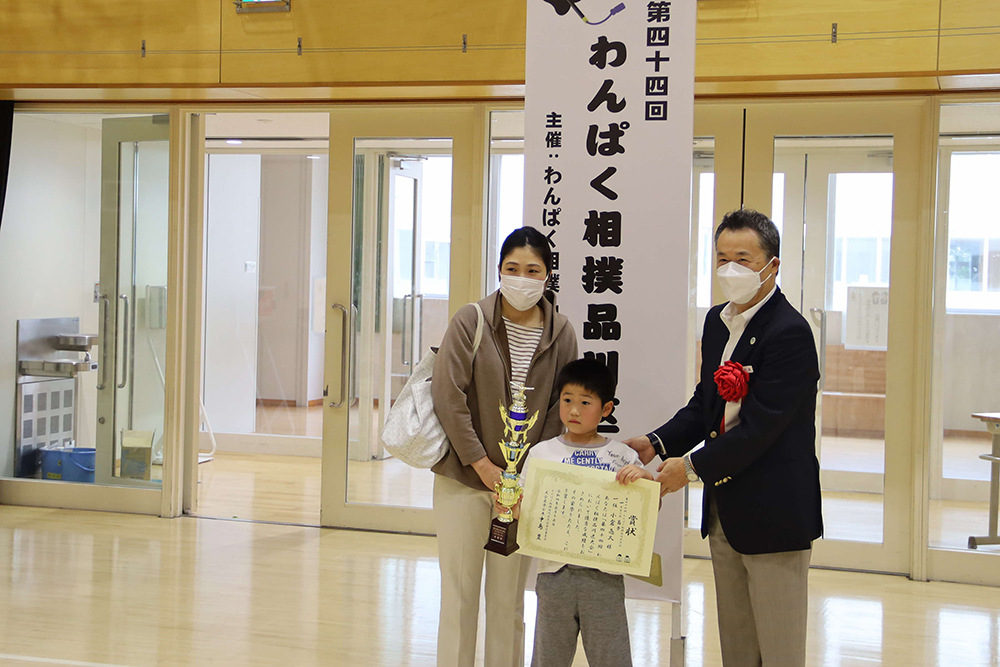 一年生男子の部で優勝した男の子