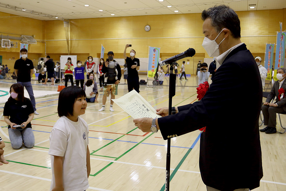 一年生女子の部で優勝した女の子に賞状授与