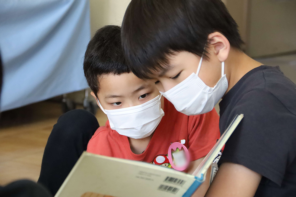 読み聞かせる5年生と夢中な園児