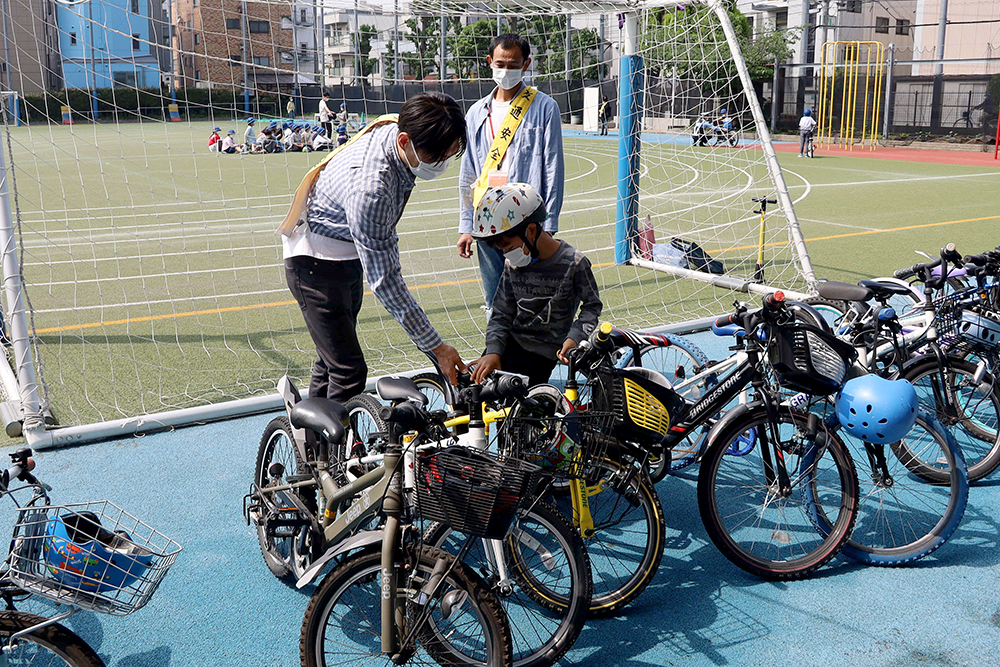 保護者ボランティアの皆さんが自転車選びをお手伝い