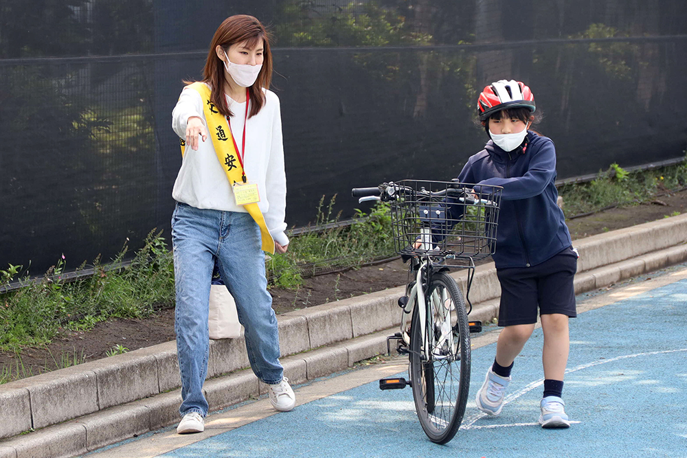 横断歩道の渡り方を教える保護者ボランティアさん