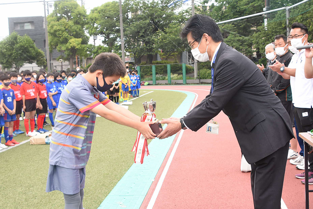 優勝カップ返還