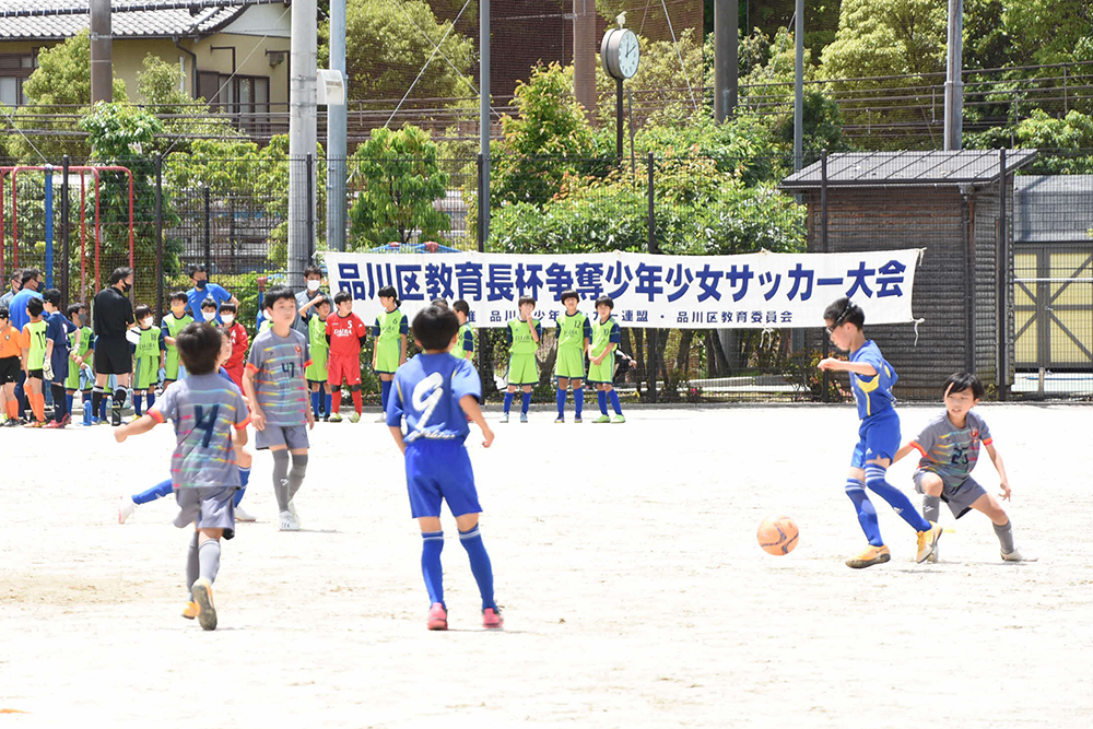 横断幕を背景に試合の様子