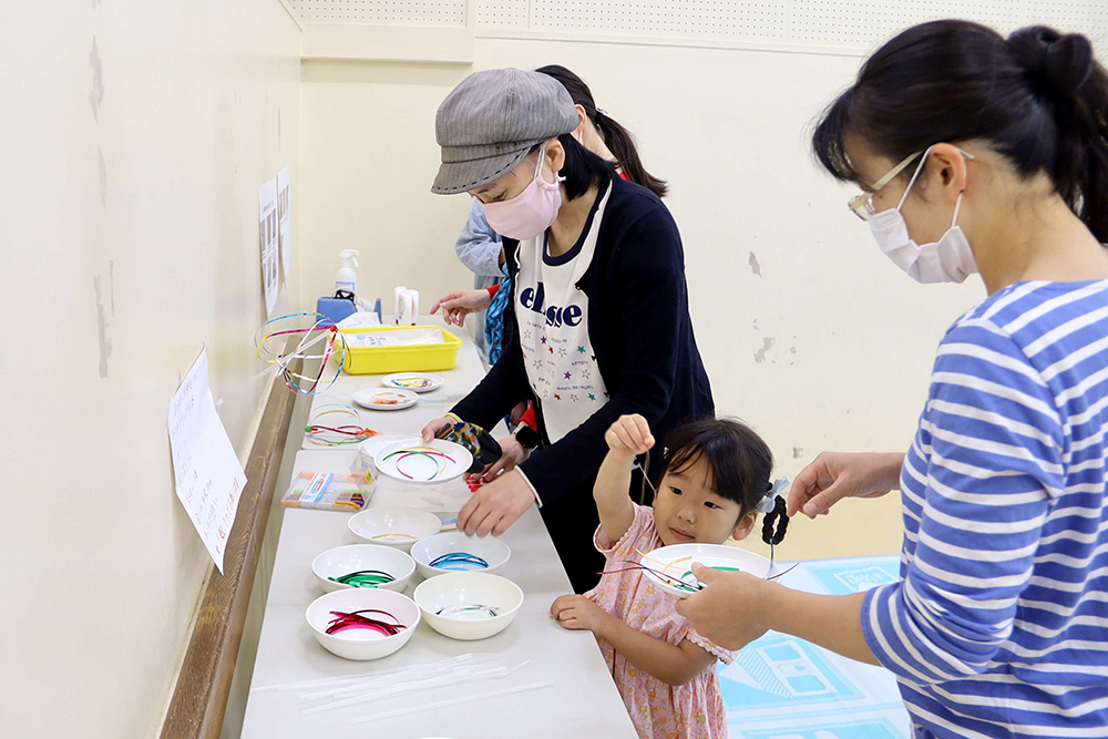 親子で一緒に材料を集める