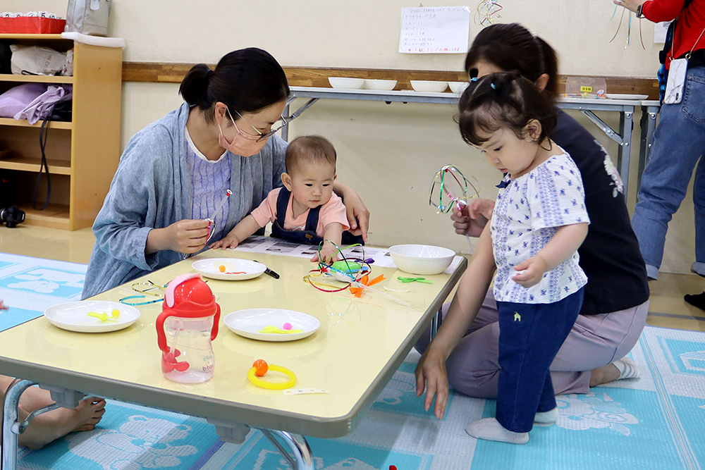 完成間近の作品に興味津々の赤ちゃん