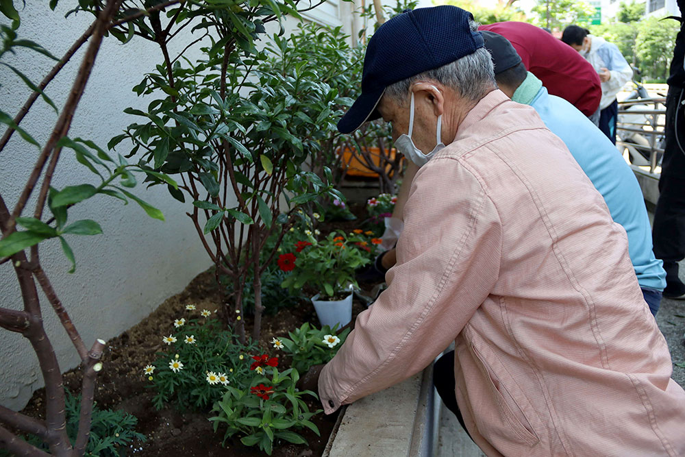 花を植える柿下さん