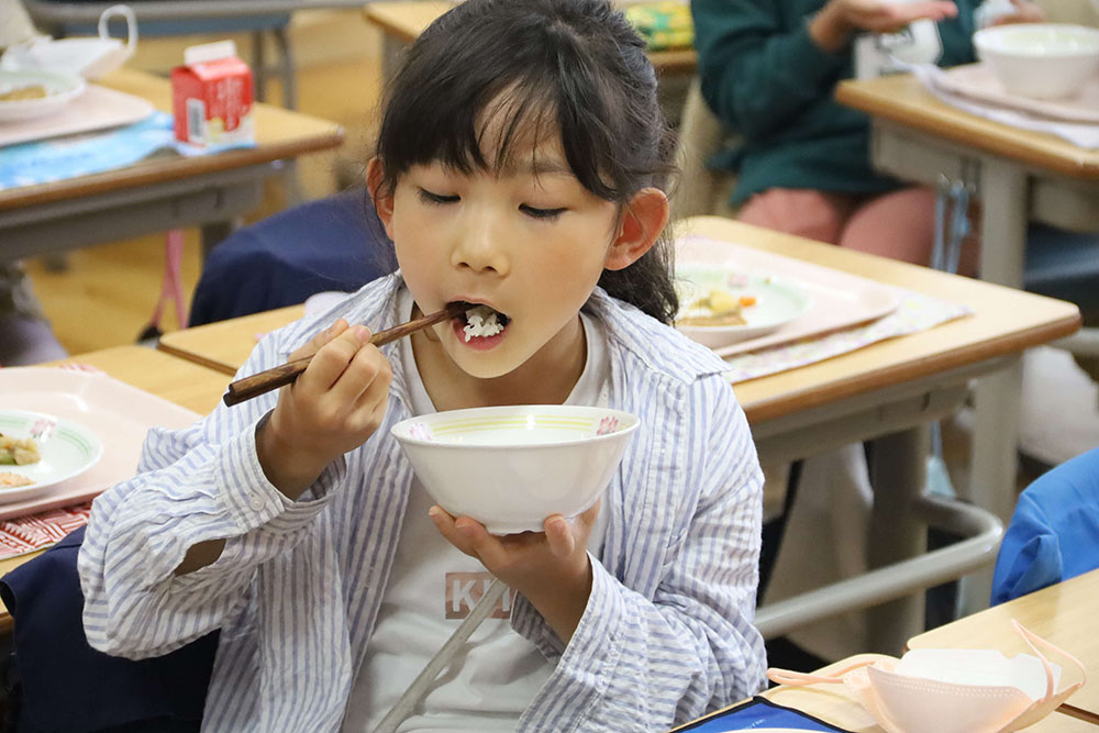 ピースご飯を食べる子ども