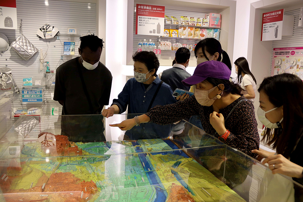 区内標高図など防災展示を見学