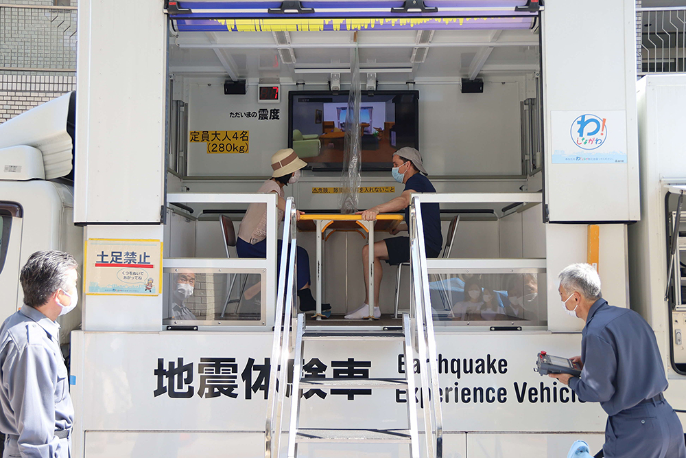 地震体験車に乗車