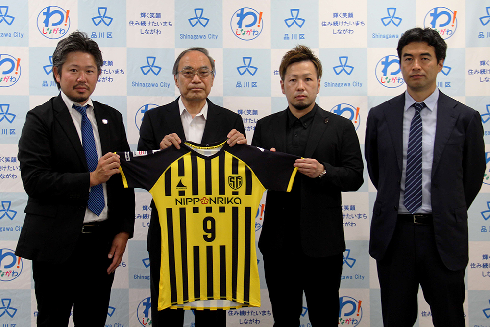 しながわシティフットサルクラブの皆さんとユニフォームを持って