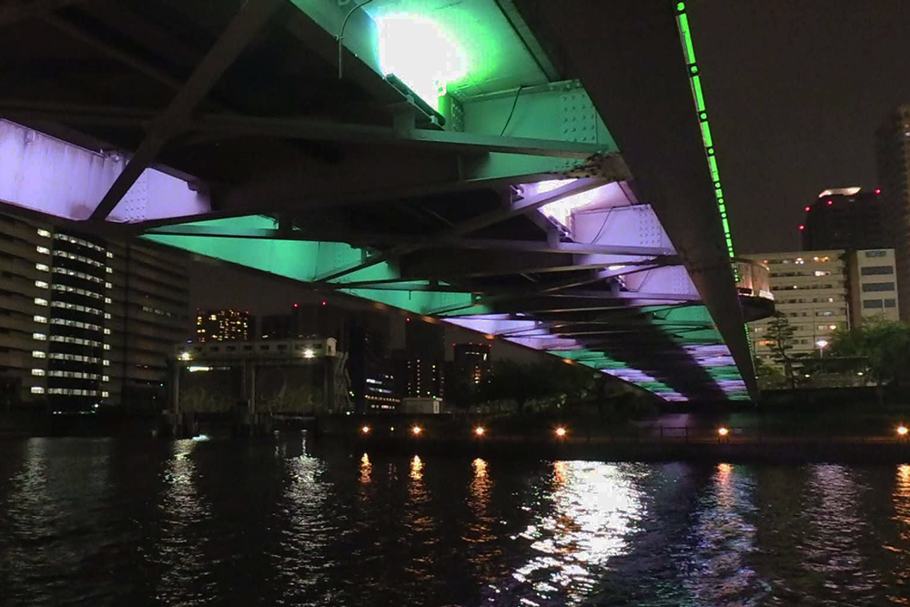 アイル橋の橋下がライトアップされている様子