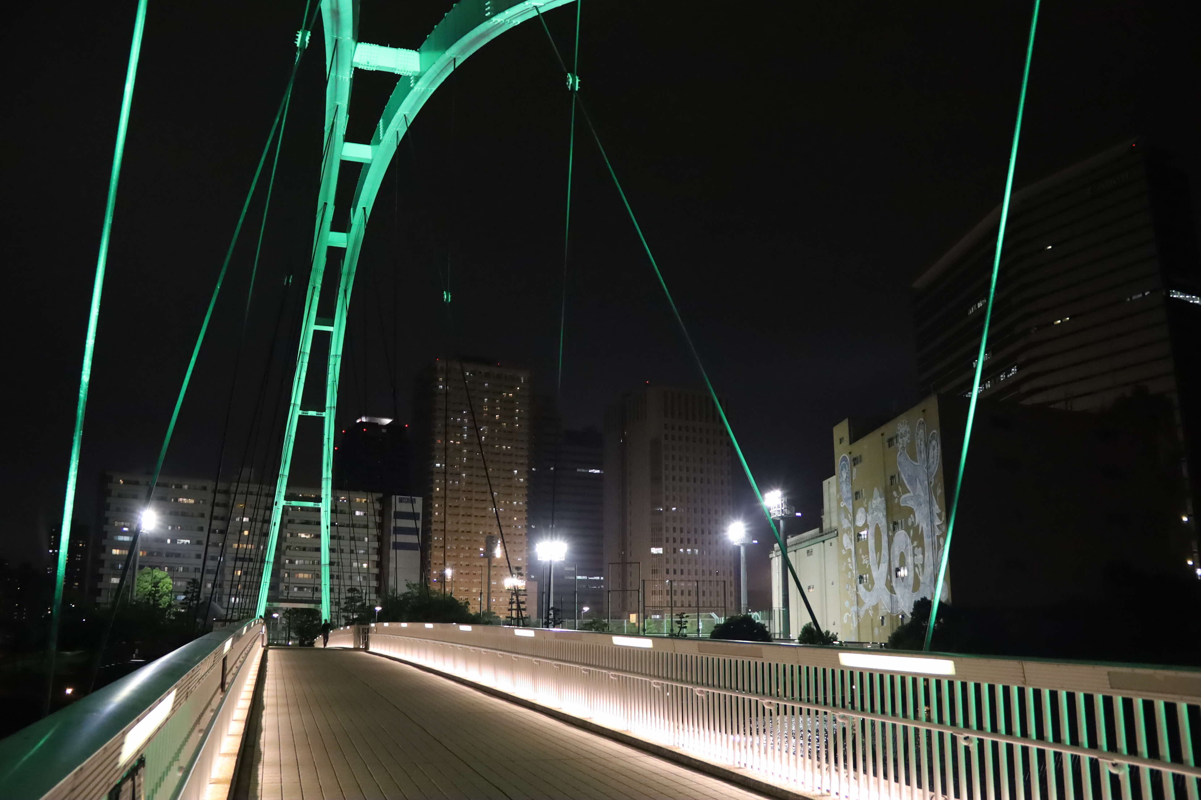 アイル橋が緑色にライトアップ
