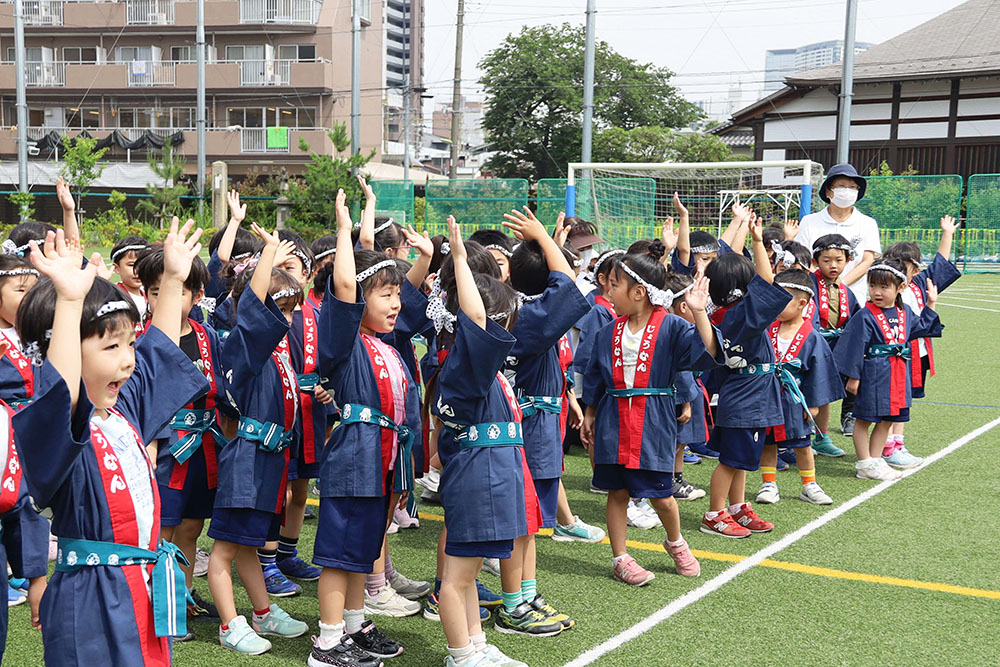 先生の話を聞く保育園児