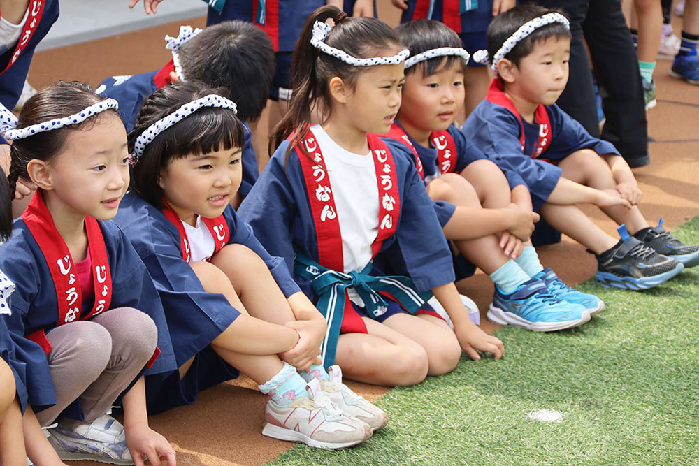 お神輿を見学する子どもたち