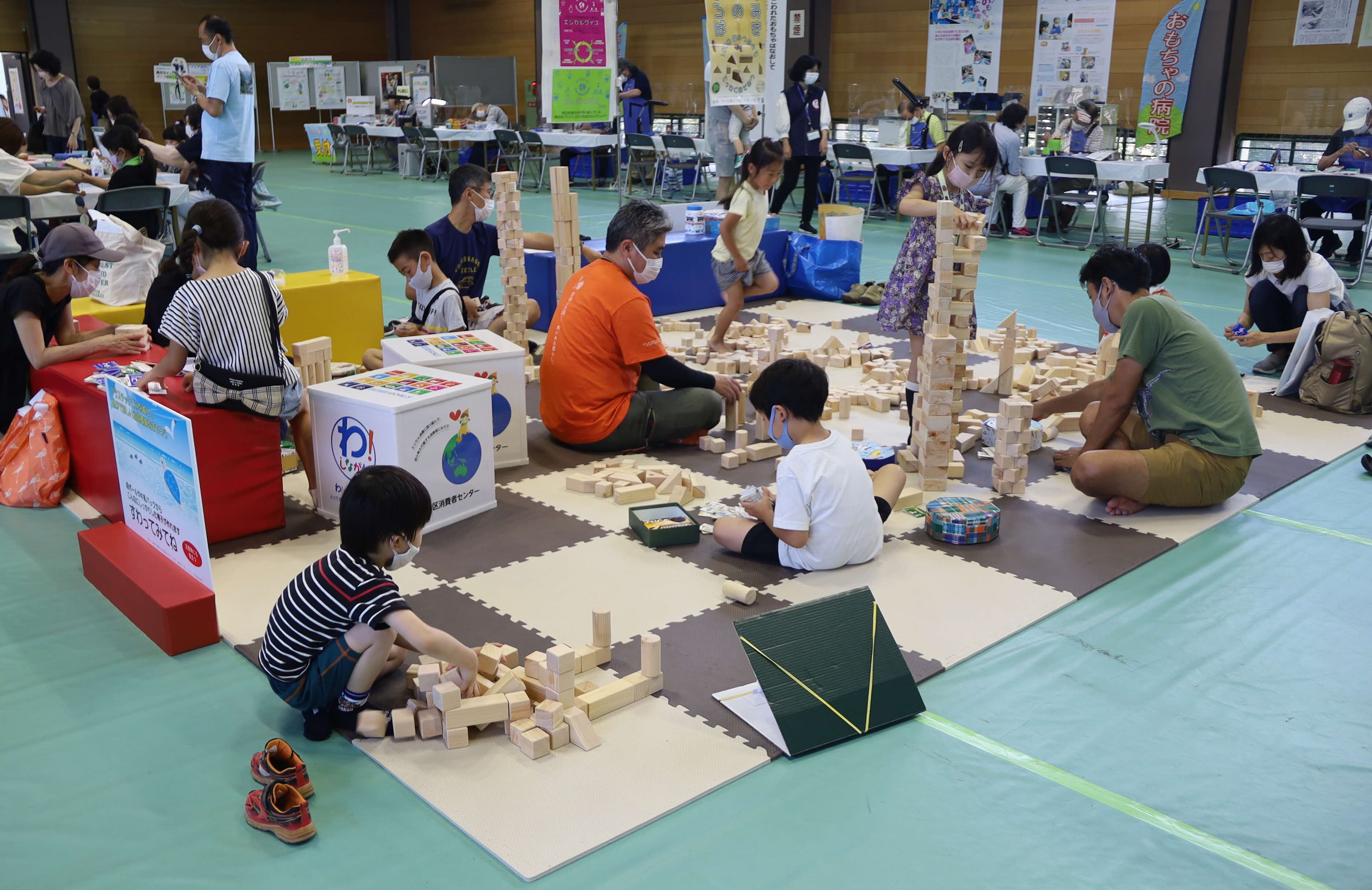 積み木で遊ぶ親子