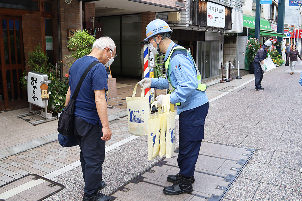 啓発資料を配布する様子