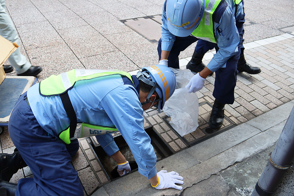 下水道局の職員が雨水ますを確認している様子