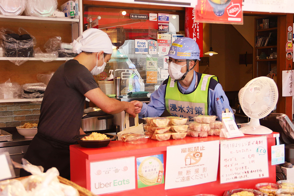 お店にも呼びかける様子