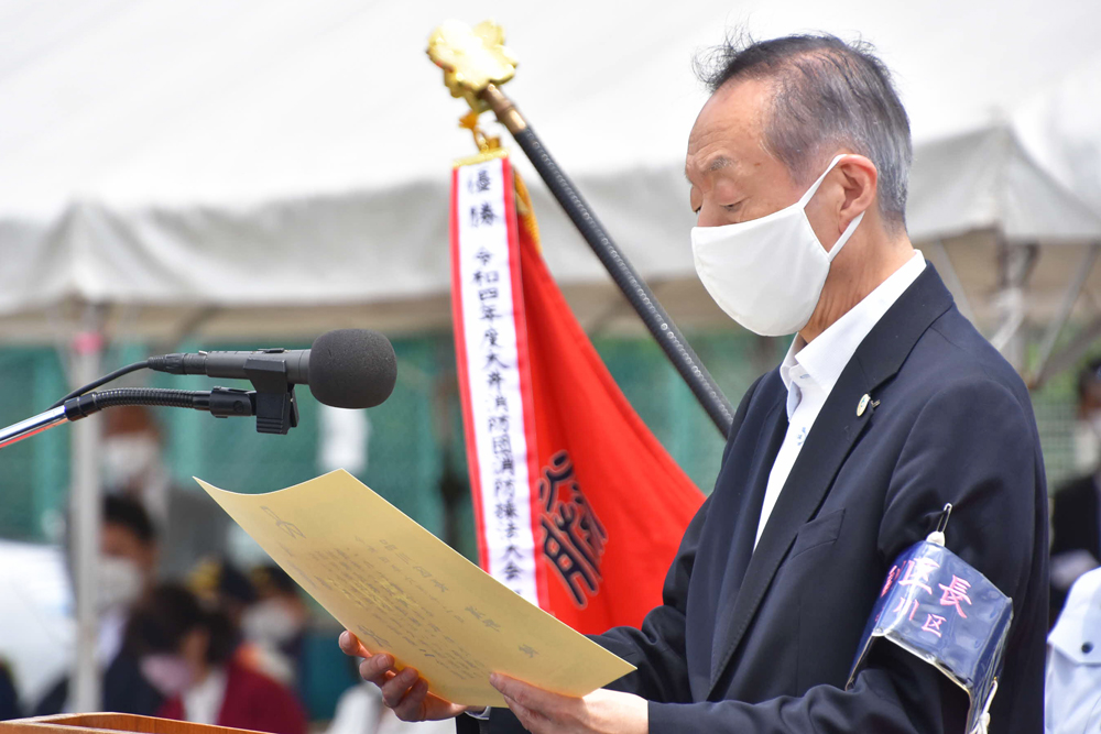 賞状を渡す副区長