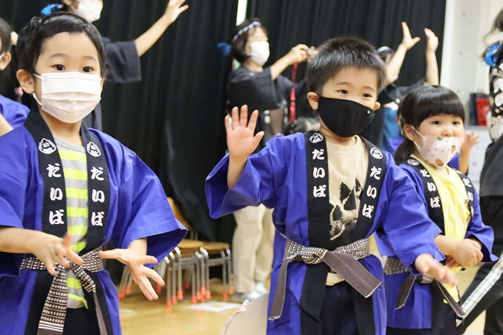 盆踊りをする園児の写真