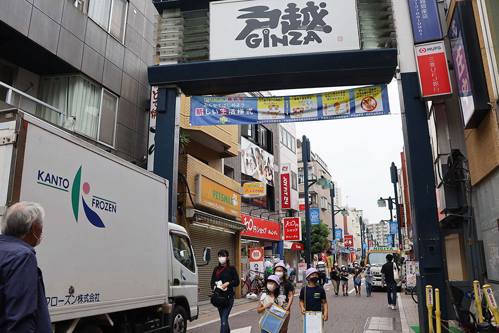 商店街を歩く子どもたち