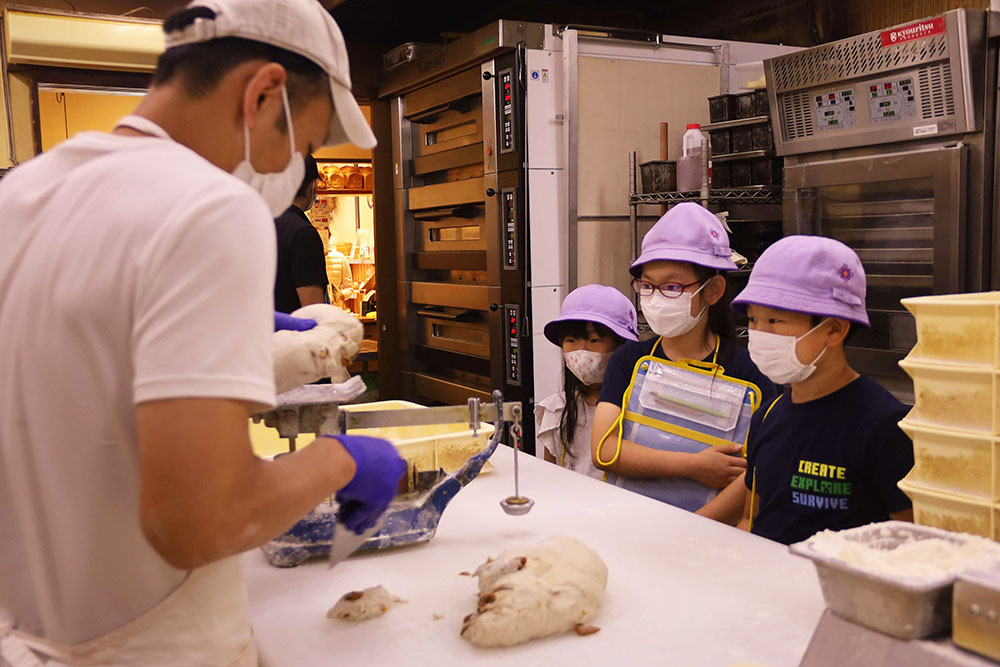 パン作りを見学する子どもたち