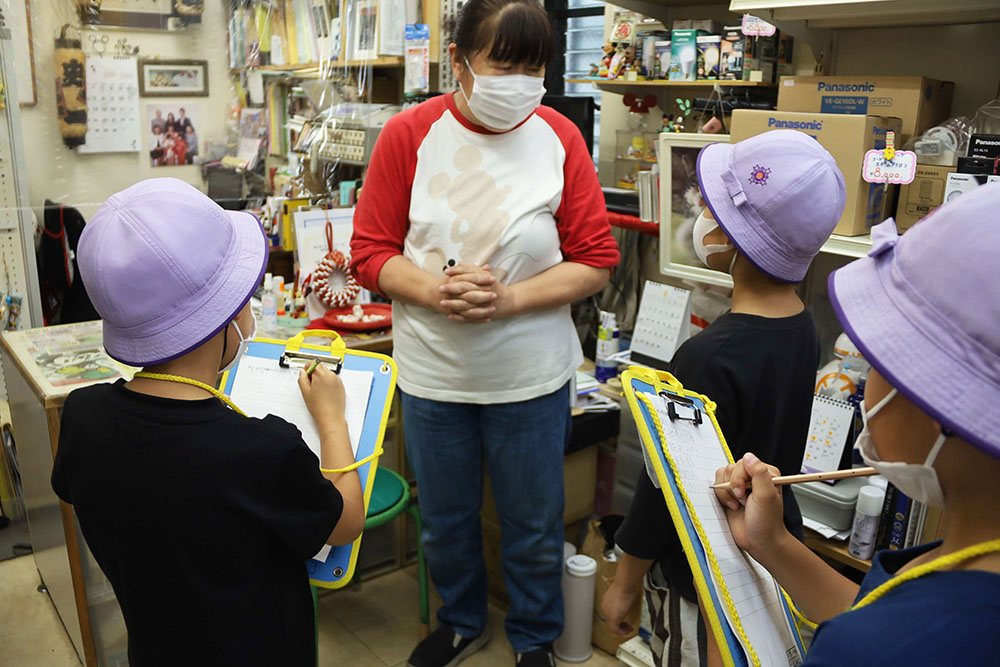 電機屋さんまみねで話を聞く子どもたち