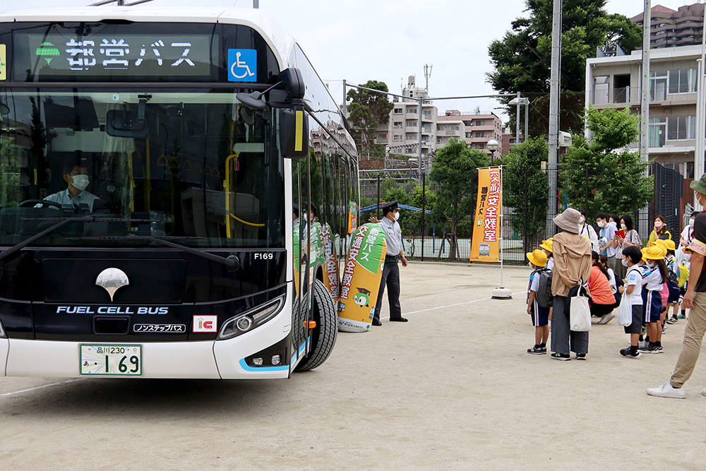 都バスで内輪差の危険について説明