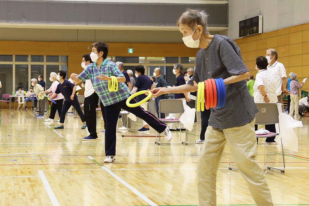 並んで競技をする様子