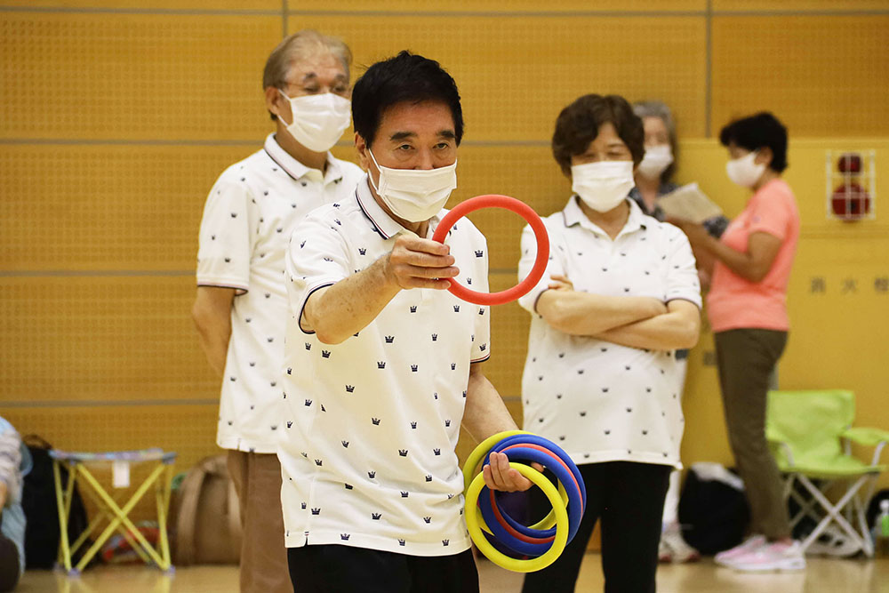 狙いを定める競技者