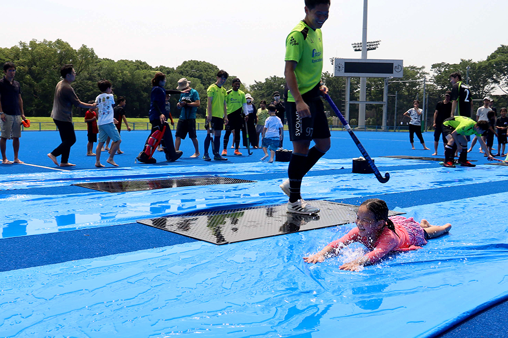 水の上でヘッドスライディングする女の子