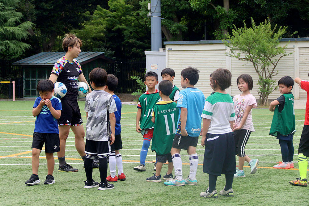 瀧澤選手の話を聞く子どもたち