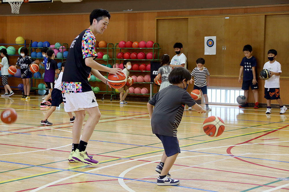 ドリブルを教える長澤選手