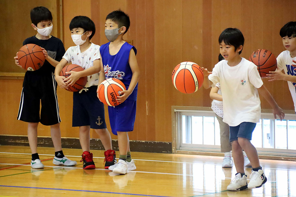 ドリブル練習をする子どもたち