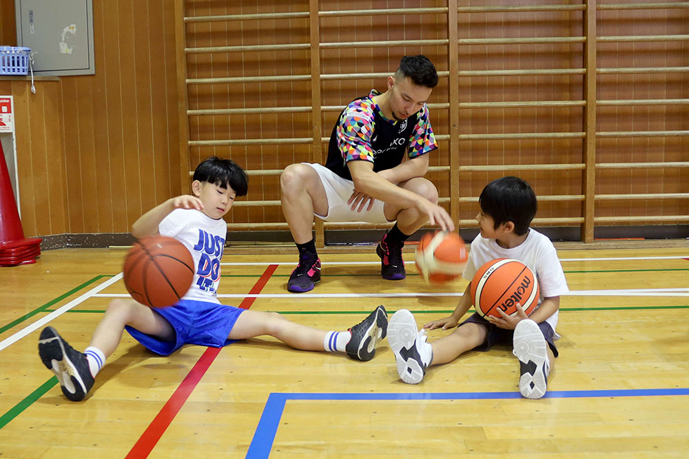 ボール扱いを教える関口選手