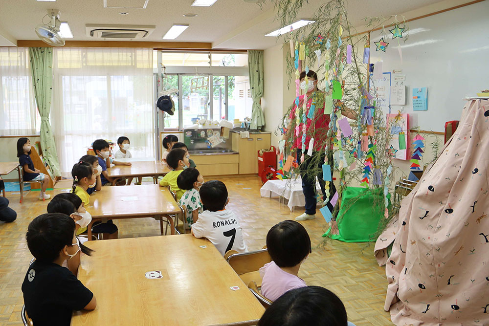 七夕の笹について学ぶ様子