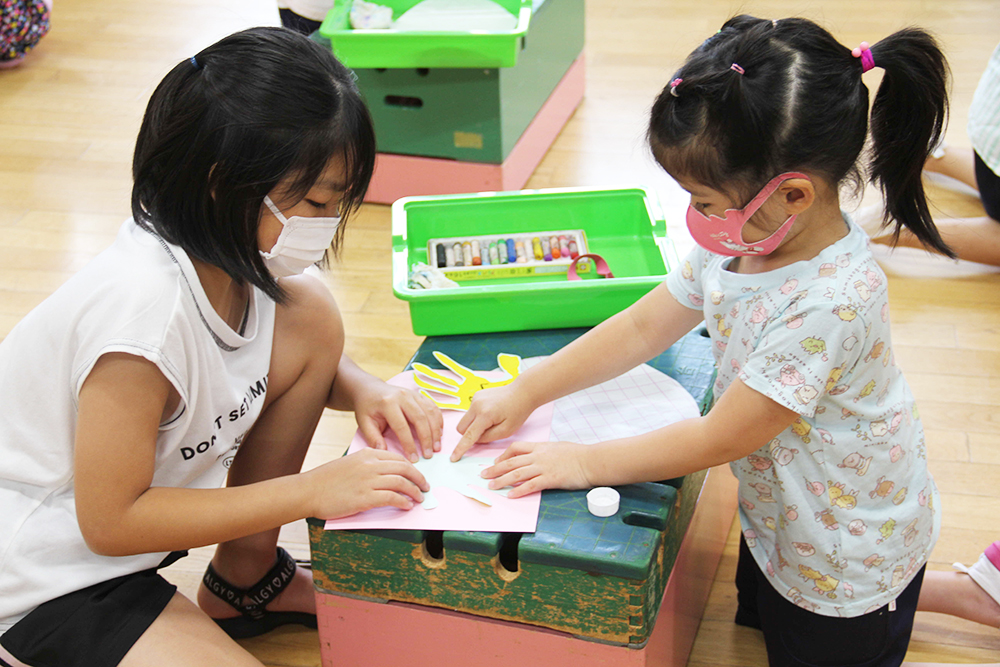 5年生と5歳児が交流する様子