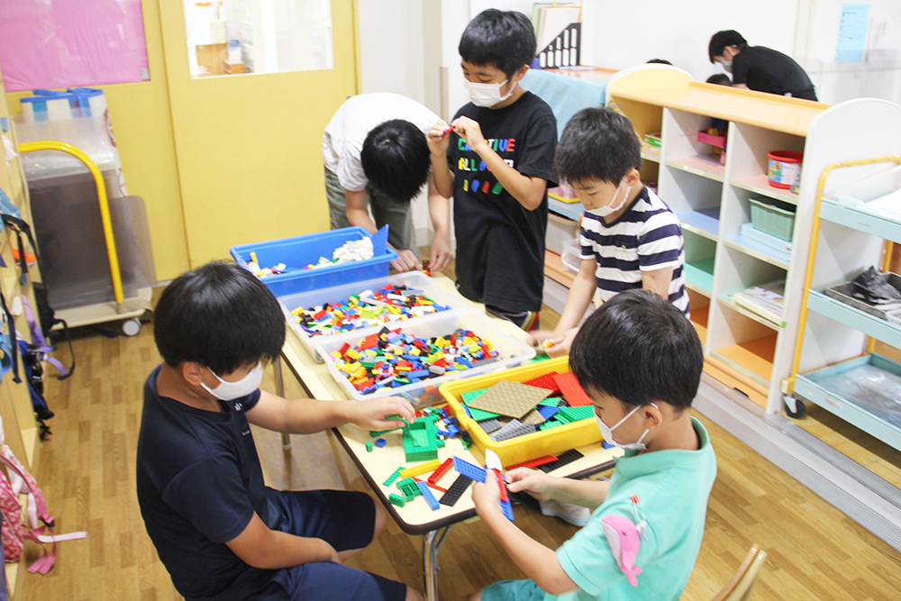 保育園5歳児を5年生が交流している様子
