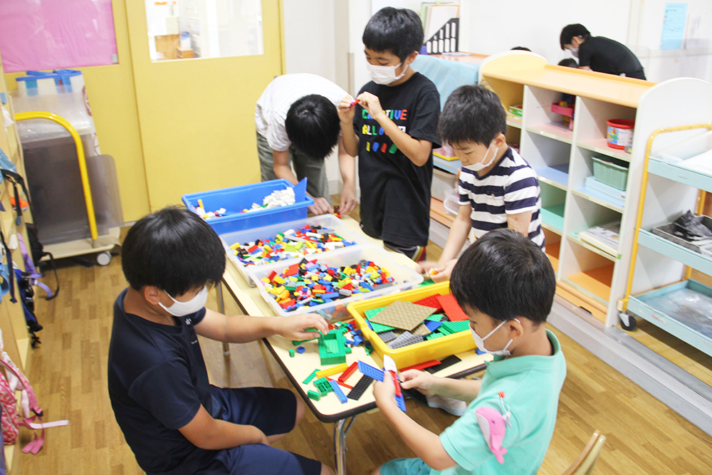 保育園５歳児を５年生が交流している様子