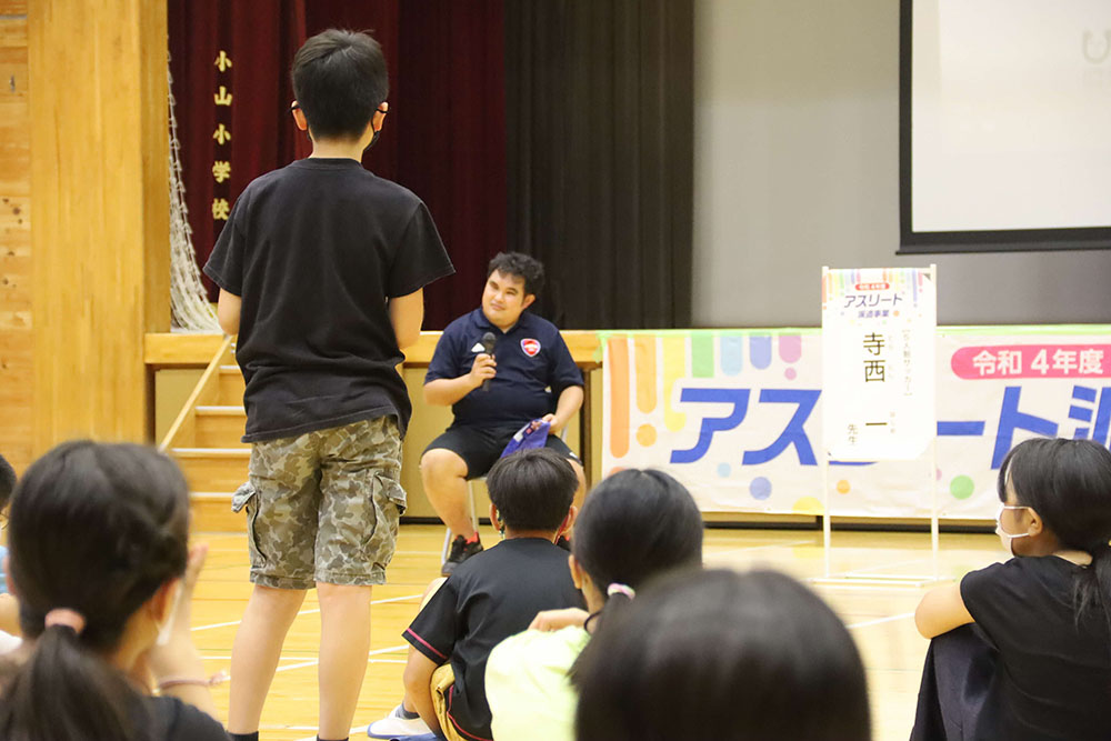 質問をする子ども