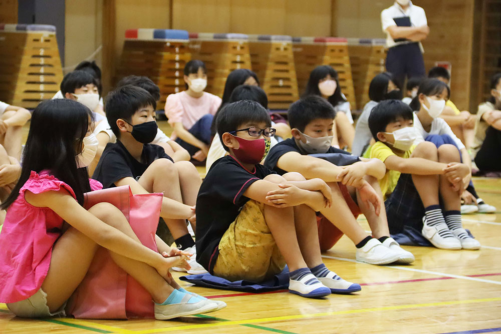 話を聞く子どもたち